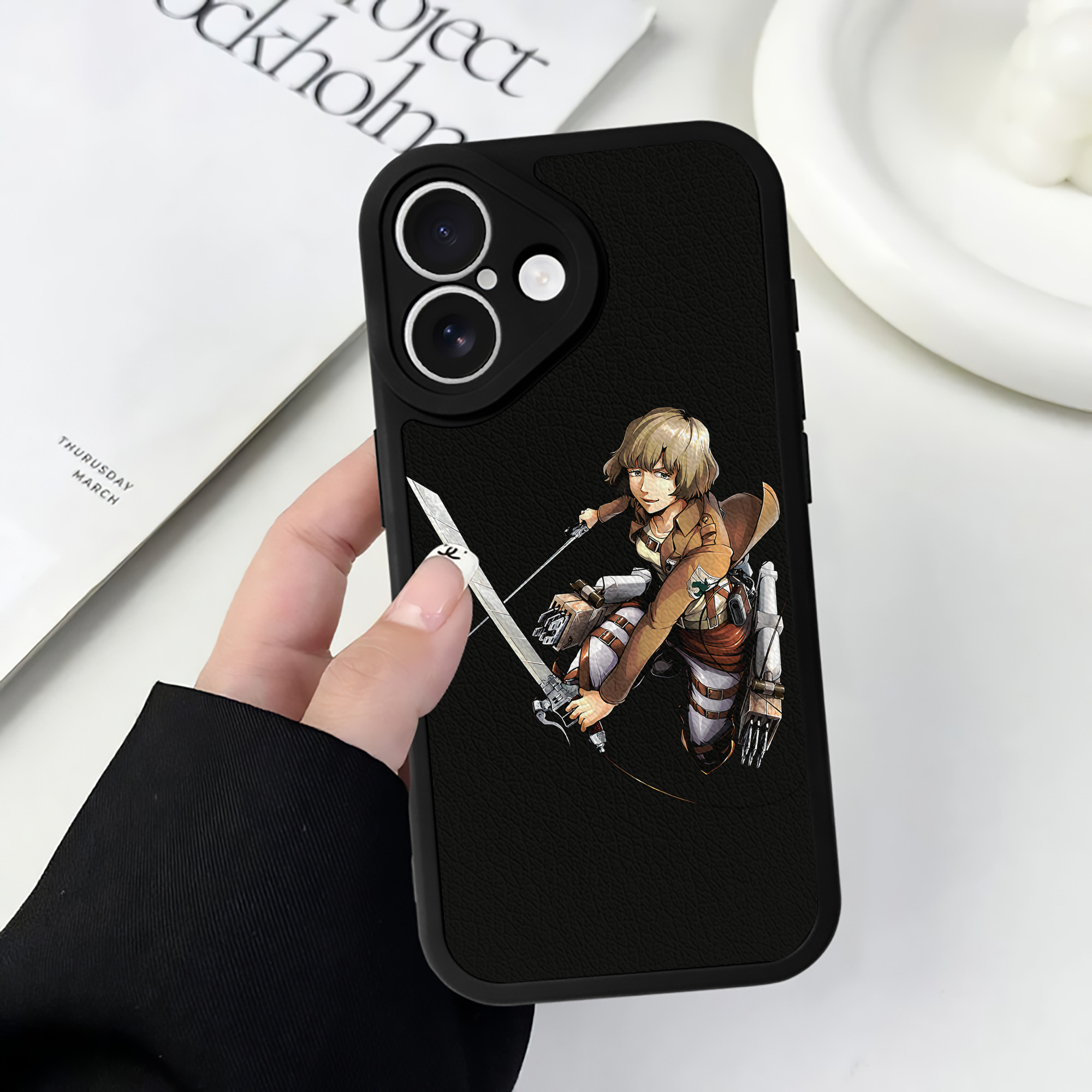 （画像用） 進撃の巨人 ヒツチ Attack on Titan Hitch 【iPhone 16シリーズ対応】シリコンスマホケース（レザー調） 材質：シリコン
